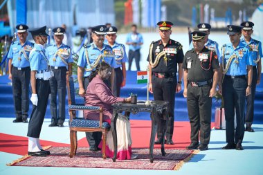 Hindistan Devlet Başkanı Droupadi Murmu, Hava Mareşali Vivek Ram Chaudhari ile birlikte başkanlık Standart ve Renkli Seremonisi sırasında Hindistan Hava Kuvvetleri 'nin dört filosuna bayrakları sundu. 