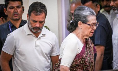 NEW DELHI, INDIA - 21 Mart: Kongre parti liderleri Sonia Gandhi ve Rahul Gandhi 21 Mart 2024 tarihinde Yeni Delhi, Hindistan 'daki Kongre Parti Genel Merkezi' ne basın toplantısı için geldiler..