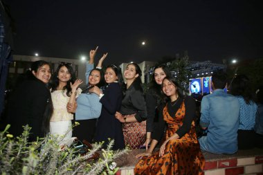 NEW DELHI, INDIA - 23 Şubat 2024: Kashmere Gate kampüsü Indira Gandhi Delhi Kadınlar Teknik Üniversitesi 'nde Bollywood şarkıcısı Shaan 24 numaralı kültür festivalindeki performansının keyfini çıkarın