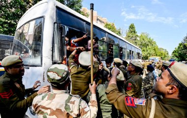 NEW DELHI, INDIA - 5 Mart 2024: Delhi Polisi ve Paramiliter Güvenlik güçleri, Mamata Banerjee hükümetine karşı düzenlenen gösteri sırasında Akhil Bharatiya Vidyarthi Parishad (ABVP) eylemcilerini tutuklamaya çalıştı..