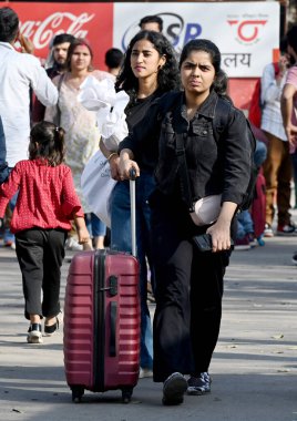 NOIDA, INDIA - 23 Mart 2024: 23 Mart 2024 'te Hindistan' ın Noida kentinde Choti Holi 'nin arifesinde Gautam Budh Nagar otobüs durağındaki ağır yolcu kalabalığı.