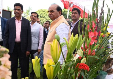 NEW DELHI, INDIA - 9 Mart 2024: Delhi Valisi Vinai Kumar Saxena, NDMC başkan yardımcısı Satish Upadhyay ve NDMC başkanı Amit Yadav ile birlikte Central Park 'taki Yeni Delhi Belediye Konseyi Çiçek Festivali' nin açılışında. 