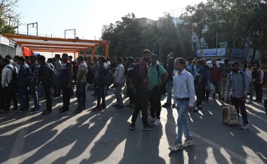 NEW DELHI, INDIA - 23 Mart 2024: Anand Vihar Tren İstasyonu 'nda otobüs bekleyen yolcular, 23 Mart 2024' te Yeni Delhi, Hindistan 'da düzenlenen Holi Festivali için evlerine gidiyorlar.. 