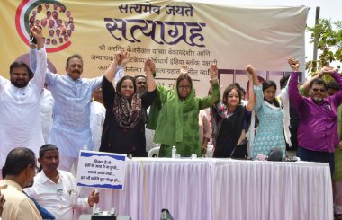 MUMBAI, INDIA - 29 Mart 2024: Kongre liderleri Bhai Jagtap, Varsha Gaikwad, AAP lideri Preeti Menon ve diğer INDIA liderleri, Delhi Başbakanı Arvind Kejriwal 'ın Azad Meydan' da tutuklanmasını protesto ettiler.