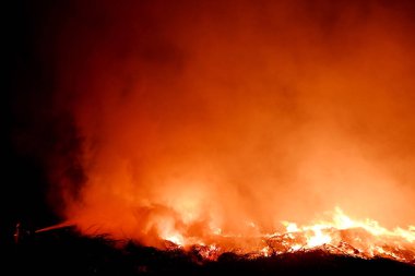 NOIDA, INDIA - 25 Mart 2024: Pazartesi akşamı Sektör 32 'deki boş bir arsada meydana gelen yangın, yakınlardaki bölge sakinlerini boğulma, gözlerinde yanma hissi bıraktı. 20 yangın ihalesi olayı kontrol altına almak için yerinde.