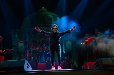 NEW DELHI, INDIA - 4 Mart 2024: Sanatçı Javed Ali, Delhi Turizm 'in Sunder Nursery' de düzenlediği konserde sahne aldı