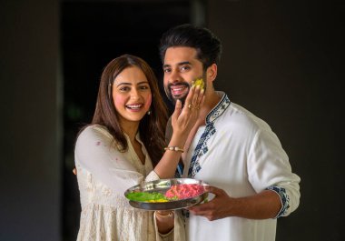 MUMBAI, INDIA - 12 Mart 2024: Bollywood aktörleri ve yeni evliler Rakul Preet Singh ve yapımcısı Jackky Bhagnani, Holi vesilesiyle HT City ile özel bir röportaj sırasında poz verdiler