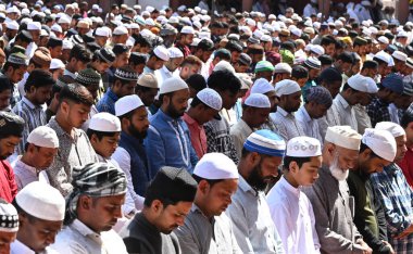 NEW DELHI, Hindistan - 15 Mart 2024: Müslümanlar kutsal Ramazan ayının ilk Cuma günü Jama Mescidi 'nde namaz kılmayı teklif ettiler. Her yıl, İslam takviminin dokuzuncu ayına büyük bir adanmışlıkla bakılıyor.