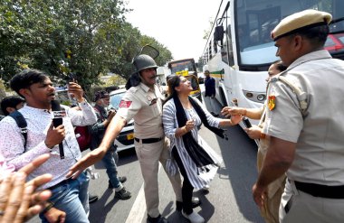 NEW DELHI, INDIA - 22 Mart 2024: AAP lideri ve Delhi Başbakanı Arvind Kejriwal 'ın ITO Chowk' ta tutuklanmasını protesto eden AAP çalışanları Delhi Polisi tarafından gözaltına alındı 