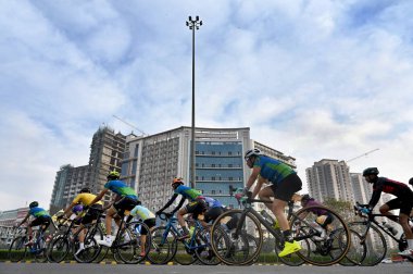 GREATER NOIDA, INDIA - 17 Mart 2024 'te Hindistan' ın başkenti Büyük Noida 'da 55 kilometre uzunluğunda bir Cyclothon' a katıldılar. HCL Cyclothon, Hindistan Bisiklet Federasyonu nezaretinde düzenlendi. 