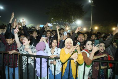 NEW DELHI, INDIA - 26 Şubat 2024: Öğrenciler Jamia Hamdard Üniversitesi Spor ve Kültür Haftası 2024 'te şarkıcı Salman Ali' nin performansının keyfini çıkarıyorlar