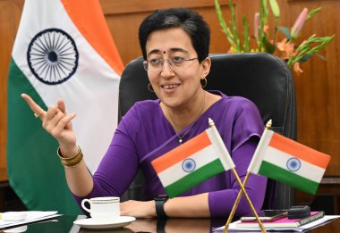 NEW DELHI, INDIA - 5 Mart 2024: Delhi Hükümeti Maliye, Eğitim, P.W.D, Kültür ve Turizm Bakanı Atishi Marlena, Delhi Yıllık Bütçesi 2024-25 tarihleri arasında Vidhan Sabha 'da basın mensuplarıyla görüştü  