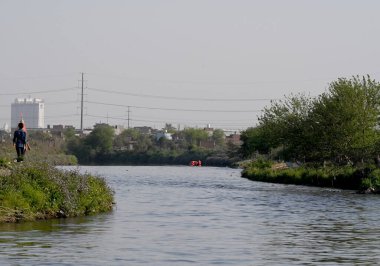 NOIDA, INDIA - 15 Mart 2024: 80. Sektör Kakrala Pusta 'da Hindistan cevizi yakalarken boğulduğu bildirilen çocukları arayan Ulusal Afet Müdahale Gücü (NDRF) personeli