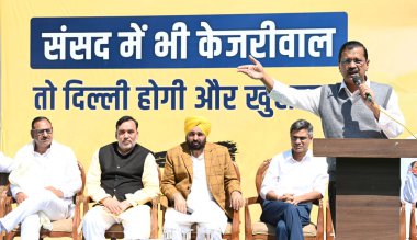 NEW DELHI, INDIA - 8 Mart 2024: Delhi Genel Sekreteri Arvind Kejriwal, Lok Sabha seçim kampanyası sırasında Pencap Genel Sekreteri Bhagwant Mann ve parti lideri Gopal Rai ile Dört Lok Sabha adayı.