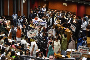 NEW DELHI, INDIA - 7 Mart 2024: BJP MCD Konsey Üyeleri, 7 Mart 2024 'te Yeni Delhi, Hindistan' da düzenlenen MCD toplantısında protesto gösterileri.