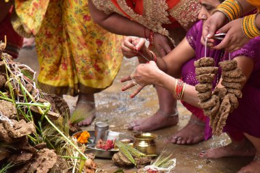 GURUGRAM, INDIA - 24 Mart 2024: Sadar Çarşısı 'ndaki Holi festivalinden bir gün önce, kadınlar Holika Dehan önünde ayinler düzenliyor