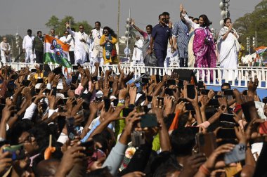 KOLKATA, INDIA - 10 Mart 2024: Batı Bengal Başbakanı ve tüm Hindistan Trinamool Kongresi (AITC) Başkanı Mamata Banerjee ve 42 Lok Sabha adayı destekçilerini karşılamak üzere Tugay Yürüyüş Alanındaki rampada yürüyor 