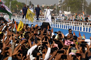 KOLKATA, INDIA - 10 Mart 2024: Batı Bengal ve Tüm Hindistan Trinamool Kongresi (AITC) Başkanı Mamata Banerjee, TMC destekçilerini 'Jonogorjon' Rallisi 'nde karşıladı ve partisinin Lok Sabha kampanyasını Tugay Alanı' nda başlattı 