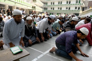 NOIDA, Hindistan - 12 Mart 2024: Müslüman dindarlar, Ramzan 'ın kutsal ayının ilk gününde Sektör 8 Jama Mescidi' nde Namaz 'ı teklif ettiler