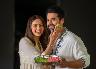 MUMBAI, INDIA - 12 Mart 2024: Bollywood aktörleri ve yeni evliler Rakul Preet Singh ve yapımcısı Jackky Bhagnani, Holi vesilesiyle HT City ile özel bir röportaj sırasında poz verdiler