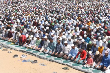 GURUGRAM, INDIA - 15 Mart 2024: Müslüman dindarlar, 15 Mart 2024 'te Hindistan' ın Gurugram kentinde, Leisure Valley Park yakınlarındaki 29.