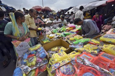 NEW DELHI, INDIA - 24 Mart 2024: Holi Festivali öncesinde insanlar Sadar pazarında Holi renk ve su tabancası alıp satıyor