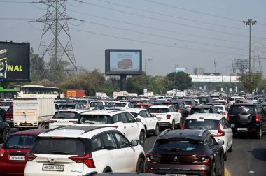 Noida-Delhi DND sınırında 14 Mart 'ta yoğun trafik sıkışıklığı gözlemlendi, 14 Mart 2024' te Hindistan 'ın Noida kentinde Ramlila bölgesinde Kisan Maha panchayat' ın sürmekte olan güvenlik kaygıları nedeniyle.. 