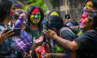 NEW DELHI, INDIA - 21 Mart 2024: Öğrenciler, 21 Mart 2024 'te Hindistan' ın Yeni Delhi kentinde, Matasundari Koleji 'nin önünde Holi festivali öncesinde renklilerle oynuyor