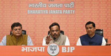 NEW DELHI, INDIA - Mart 2, 2024: Bharatiya Janata Partisi Genel Sekreteri, Vinod Tawde, Başkan Yardımcısı BJP Baijayant Jay Panda, milletvekili Anil Baluni, BJP 'nin BJP' nin Lok Sabha merkezindeki ilk aday listesi.