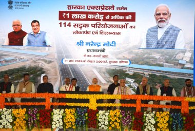 GURUGRAM, INDIA - 11 Mart: Başbakan Narendra Modi, Kabine Bakanı Nitin Gadkari, Vali Bandaru Dattatreya, Başbakan Manohar Lal Dwarka Otoyolu 'nun açılışı sırasında ve Shamli-Ambala Ulusal Otoyolu' nun temel taşlarını yerleştirdi