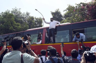 NEW DELHI, INDIA - 26 Mart 2024: Yeni Delhi, Hindistan 'da 26 Mart 2024 tarihinde Delhi CM Arvind Kejriwal' ın tutuklanmasına karşı Patel Chowk metro istasyonu önünde düzenlenen protestolarda güvenlik personeli AAP çalışanlarını gözaltına aldı.