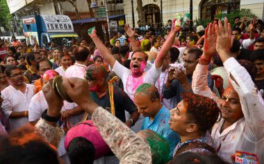 KOLKATA, INDIA - 24 Mart 2024: Uluslararası Krishna Bilinci Topluluğu (ISKCON) hayranları 24 Mart 2024 'te Hindistan' ın Kolkata kentinde Holi festivalini renklerle ve müzikle kutladılar