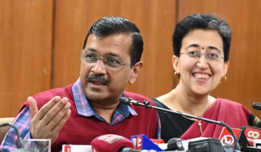 NEW DELHI, INDIA - 4 Mart 2024: Delhi başbakanı Arvind Kejriwal ile Delhi maliye bakanı Atishi Marlena, 4 Mart 2024 tarihinde Vidhan Sabha 'da Delhi bütçesini sunduktan sonra basın mensuplarına seslendi.