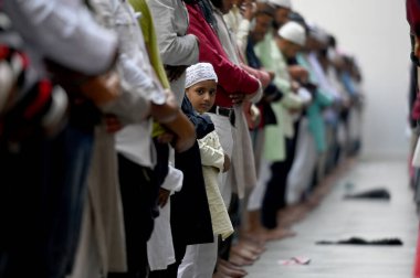 NOIDA, Hindistan - 12 Mart 2024: Müslüman dindarlar, Ramzan 'ın kutsal ayının ilk gününde Sektör 8 Jama Mescidi' nde Namaz 'ı teklif ettiler