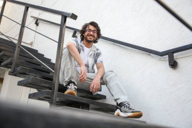 NEW DELHI, INDIA - 29 Şubat 2024: YouTuber CarryMinati, 29 Şubat 2024 tarihinde Hindistan 'ın Yeni Delhi kentinde HT şehrine verdiği özel röportajda. 