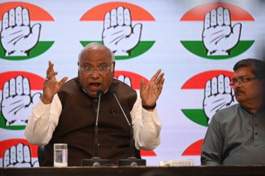 NEW DELHI, INDIA - 30 Mayıs: Kongre Ulusal Başkanı Mallikarjun Kharge 30 Mayıs 2024 tarihinde Yeni Delhi, Hindistan 'da AICC karargahında düzenlediği basın toplantısında. 