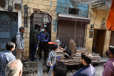 NEW DELHI, INDIA - 21 Mart 2024 Kabir Nagar 'da iki katlı bir binanın çökmesinin ardından araştırma ekibi binayı kontrol etti. GTB Hastanesi 'nde iki işçi (30) ve Tauhid (20) hayatını kaybetti 