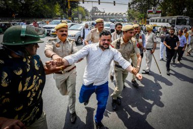 NEW DELHI, INDIA - 22 Mart 2024: Delhi Polisi ve Paramiliter gücü, Aam Aadmi Partisi 'nin (AAP) AAP lideri ve Delhi Genel Başkanı Arvind Kejriwal' ın ITO Chowk 'ta tutuklanmasını protesto eden destekçilerini gözaltına aldı 
