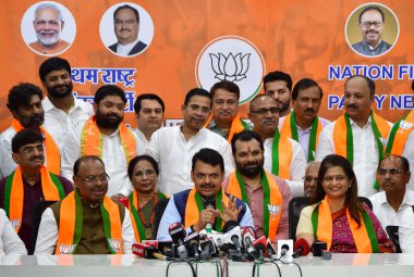 MUMBAI, INDIA - 30 Mart 2024: Eski Lok Sabha Sözcüsü Shivraj Patil 'in kızı Archana Patil Chakurkar, Maharashtra Dy CM Devendra Fadnavis ve Maharashtra BJP Başkanı Chandrashekar Bawankule' nin huzurunda 30 Mart 2024 tarihinde BJP 'ye katıldı..