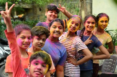 NEW DELHI, INDIA - 24 Mart 2024: Holi arifesinde Gulal ile oynayan çocuklar, 24 Mart 2024 'te Yeni Delhi, Hindistan' da. 