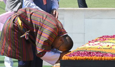 NEW DELHI, INDIA - 15 Mart 2024 'te Hindistan' ın Yeni Delhi kentinde Mahatma Gandi 'nin Samadhi' sini ziyaret eden Bhutan, Dasho Tshering Tobgay başbakanı.