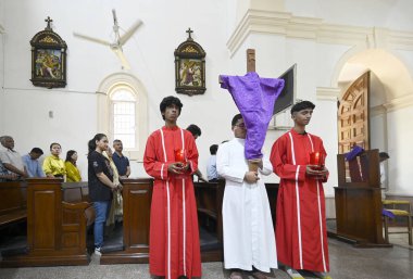 NEW DELHI, INDIA - 29 Mart 2024: Hıristiyan cemaati Kutsal Yürek Katolik Kilisesi, Gol Dak Khana 'da Kutsal Cuma vesilesiyle namaz kılıyor 