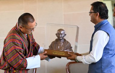 NEW DELHI, INDIA - 15 Mart 2024 'te Hindistan' ın Yeni Delhi kentinde Mahatma Gandi 'nin Samadhi' sini ziyaret eden Bhutan, Dasho Tshering Tobgay başbakanı.