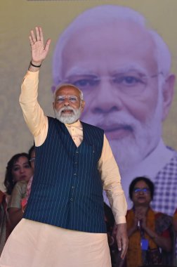 NORTH 24 PARGANAS, INDIA - 6 Mart 2024: Başbakan Narendra Modi, Barasat 'ta Bharatiya Janata Partisi ve Bharatiya Janata Mohila Morcha tarafından düzenlenen Narishakti Vandana Rallisi sırasında destekçilerini karşıladı  