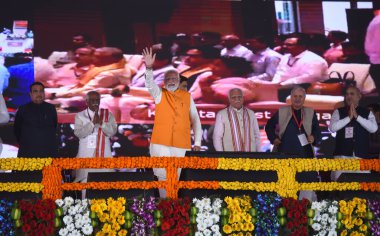 GURUGRAM, INDIA - 11 Mart: Başbakan Narendra Modi, Kabine Bakanı Nitin Gadkari, Vali Bandaru Dattatreya, Başbakan Manohar Lal Dwarka Otoyolu 'nun açılışı sırasında ve Shamli-Ambala Ulusal Otoyolu' nun temel taşlarını yerleştirdi