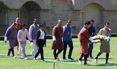 NEW DELHI, INDIA - 15 Mart 2024 'te Hindistan' ın Yeni Delhi kentinde Mahatma Gandi 'nin Samadhi' sini ziyaret eden Bhutan, Dasho Tshering Tobgay başbakanı. 