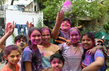 NEW DELHI, INDIA - 24 Mart 2024: Holi arifesinde Gulal ile oynayan çocuklar, 24 Mart 2024 'te Yeni Delhi, Hindistan' da. 