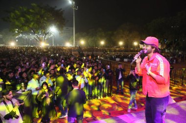 NEW DELHI, INDIA - 26 Şubat 2024: Şarkıcı Salman Ali Jamia Hamdard Üniversitesi 'nde Spor ve Kültür Haftası 2024' te sahne aldı