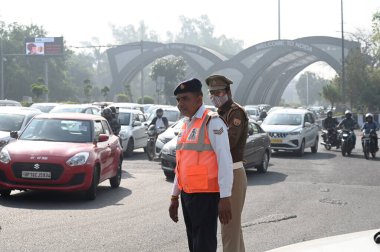 Noida-Delhi DND sınırında 14 Mart 'ta yoğun trafik sıkışıklığı gözlemlendi, 14 Mart 2024' te Hindistan 'ın Noida kentinde Ramlila bölgesinde Kisan Maha panchayat' ın sürmekte olan güvenlik kaygıları nedeniyle.. 