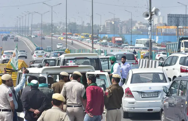 stock image GHAZIABAD, INDIA - MARCH 14: Police officials seen checking the vehicles due to the Kisan Mahapanchayat in Delhi at Ghazipur border, on March 14, 2024 in Ghaziabad, India. Punjab farmers have gathered at Ramlila Maidan in Delhi